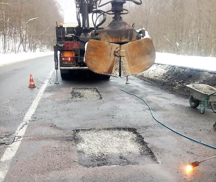 Дорожники показали, як на Закарпатті ремонтують дороги