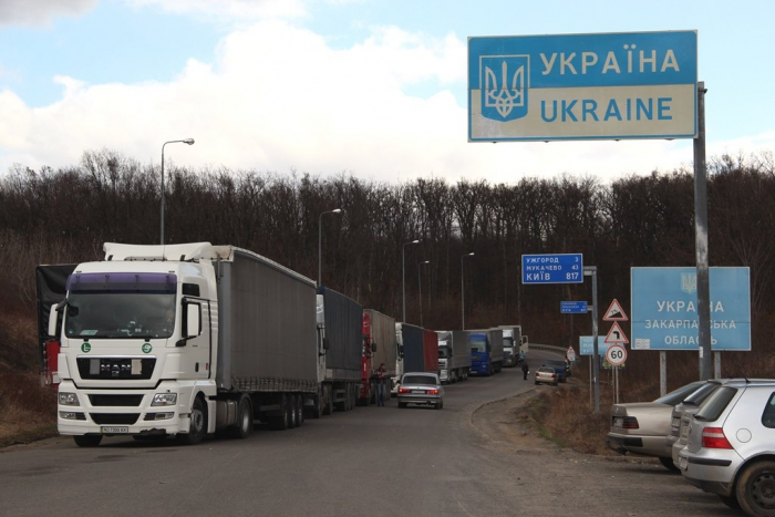 На пунктах пропуску Закарпаття планують впровадити електронну чергу. Що це дасть?