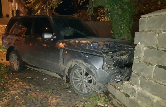 Нічна ДТП в Ужгороді: "поцілувались" Volkswagen та Land Rover (ФОТО)