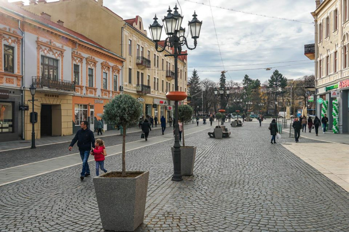 Оновлена площа Петефі тішить ужгородців (ФОТО)