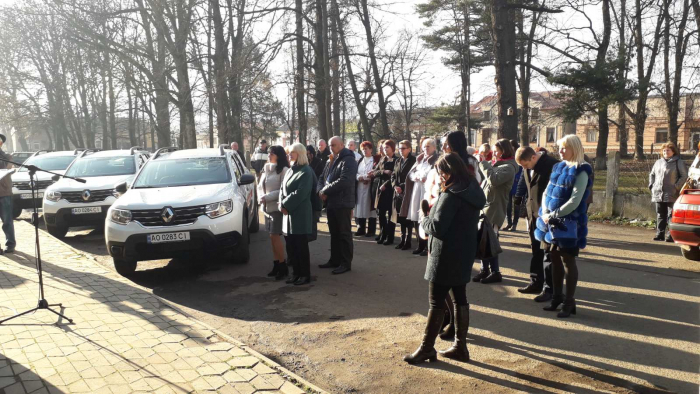 Працівники амбулаторій Великоберезнянщини отримали ключі від сучасних медичних автомобілів