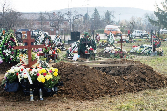 В Оноківцях торгують землею на цвинтарі: скільки просять за місце? (ВІДЕО)