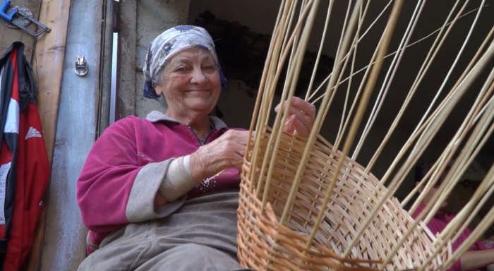 Закарпатське село Іза славиться лозоплетінням на весь світ (ВІДЕО)