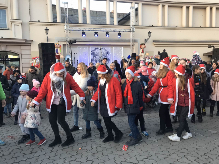 Святковий дух в центрі Ужгорода: вогнями запалала головна ялинка міста!