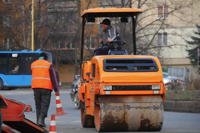 В Ужгороді триває ямковий ремонт