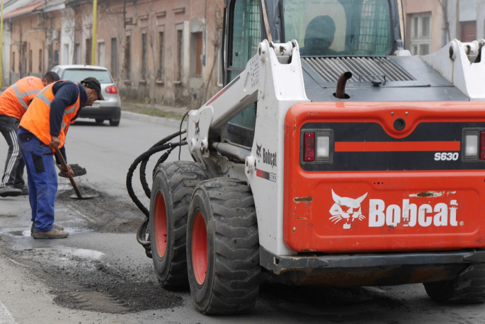 На Шумній ліквідували ямковість, а невдовзі тут укладатимуть тротуари і чистовий асфальт