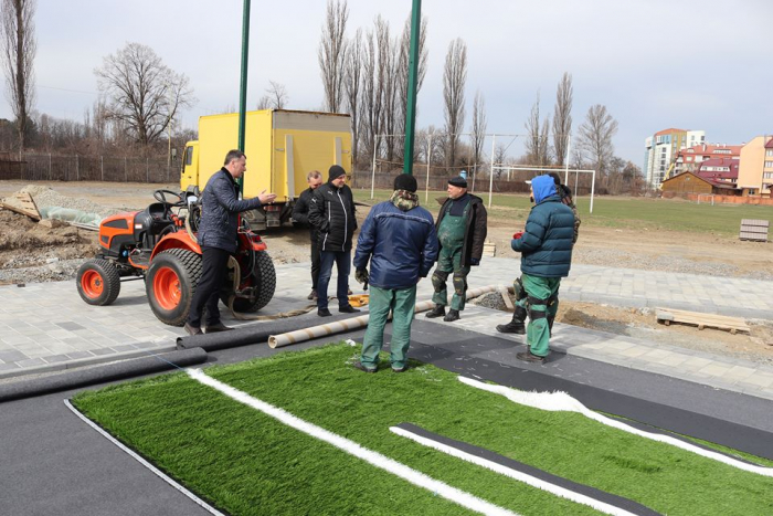 На «Авангарді» завершують будівництво штучного поля