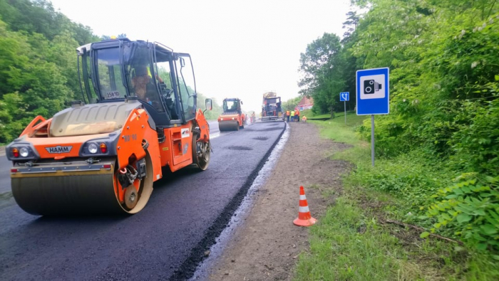 На ділянці міжнародного шляху "Київ-Чоп" укладають вирівнюючий шар асфальту: як це виглядає?