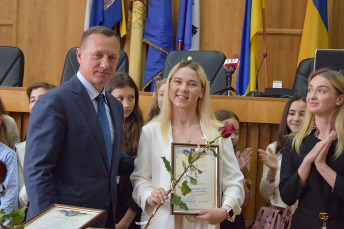 Міський голова Ужгорода Богдан Андріїв відзначив кращих спортсменів, танцюристів, їхніх педагогів і тренерів