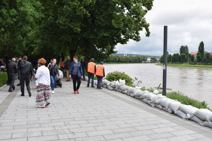 В Ужгороді встановлюють на набережній мішки з піском ФОТОФАКТ