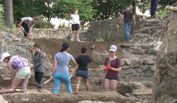 Неймовірна краса: розкопки в Ужгородському замку з висоти пташиного польоту (ВІДЕО)