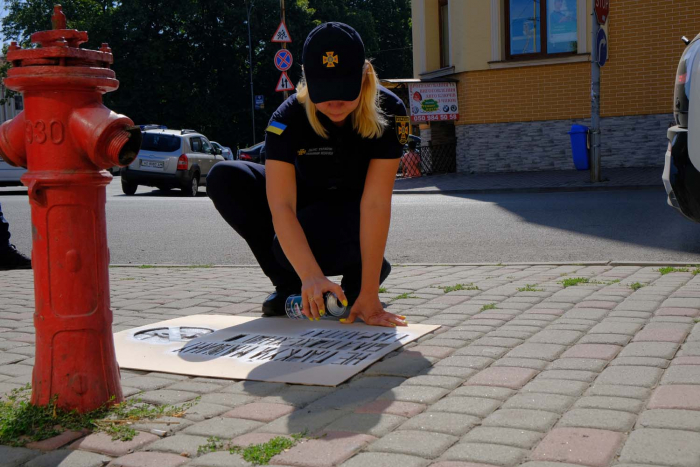 "Не паркуйтеся на пожежних гідрантах!” – закарпатські рятувальники провели тематичний флешмоб (ФОТО)