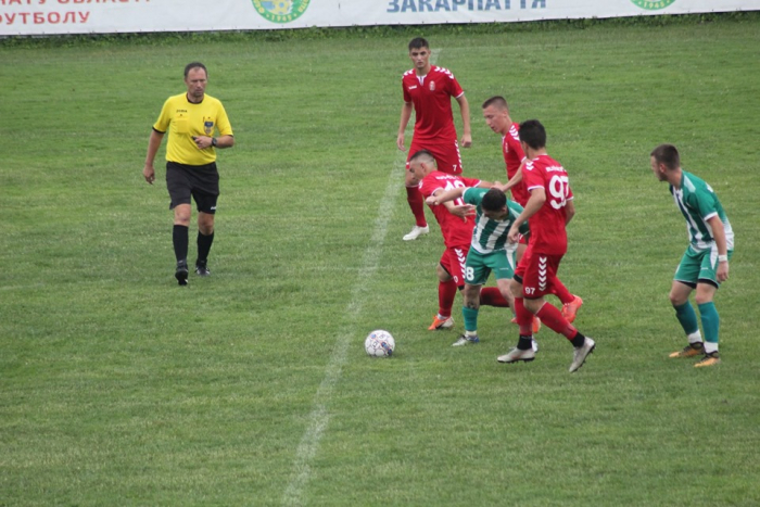 Чемпіонат Закарпаття з футболу – дербі та з інцидентом з нападом на арбітра