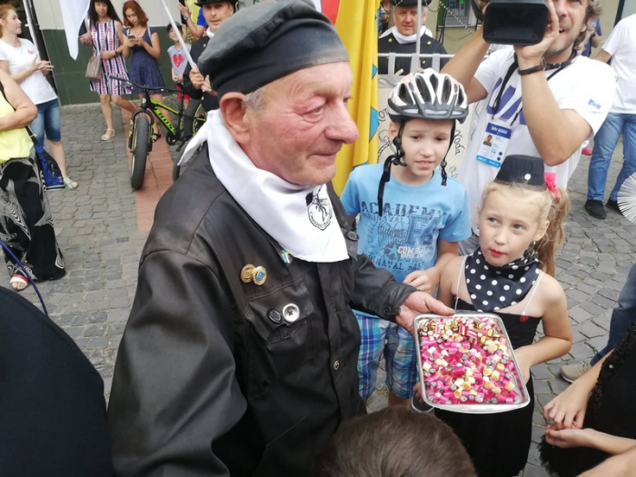 Гучно та весело: в Закарпатті відзначили день народження сажотруса