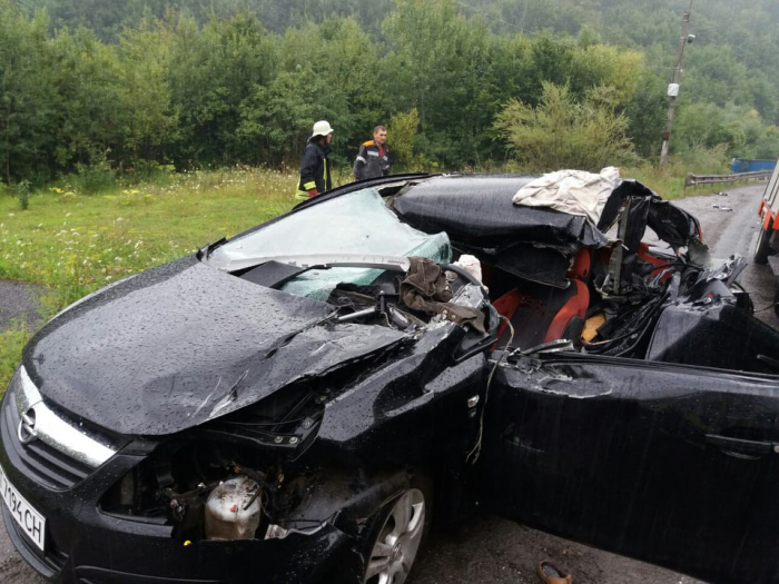 На Закарпатті сім’я з Коломиї потрапила в ДТП – водій помер в реанімації (ФОТО)