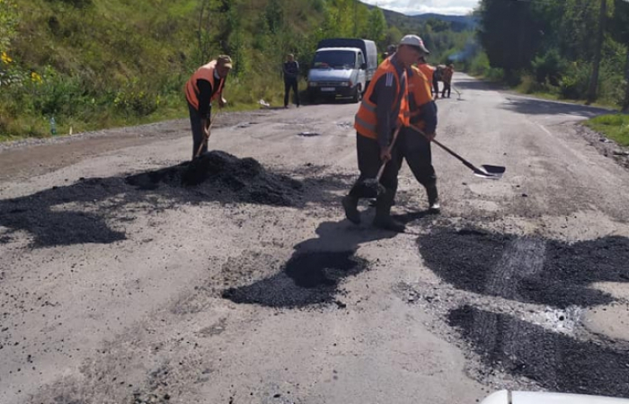 Ґумовими чоботами та лопатами, або як у Міжгір’ї роблять ремонт дороги (ФОТО)