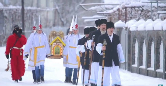 Як традиційною колядою та колоритним бетлегемом зустрічають Різдво в сотнях закарпатських сіл (ВІДЕО)