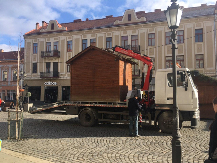 Свято скінчилося: В Ужгороді розібрали новорічно-різдвяні прикраси (ФОТО)