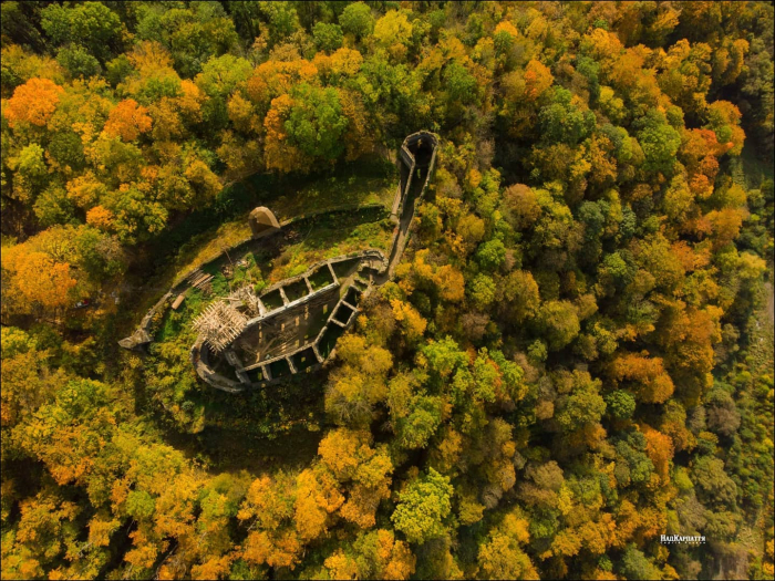 Фото дня: Осінь «взяла в облогу» Невицький замок на Ужгородщині