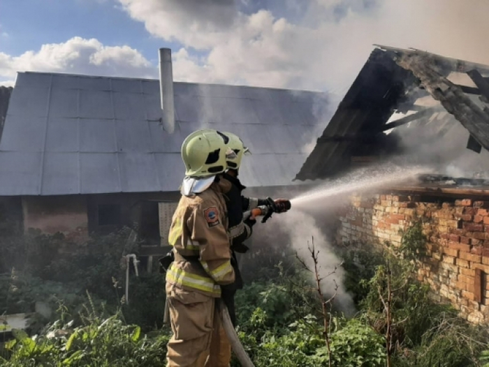 На Виноградівщині горіла надвірна споруда
