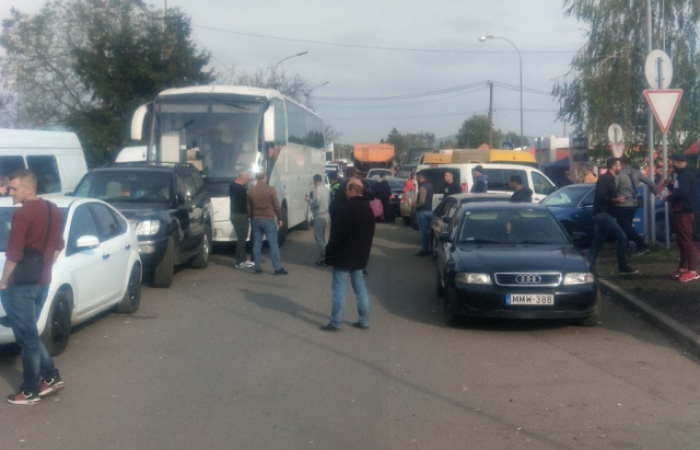 Черги в пункті пропуску «Лужанка»: в Закарпатській митниці звернулися до громадян