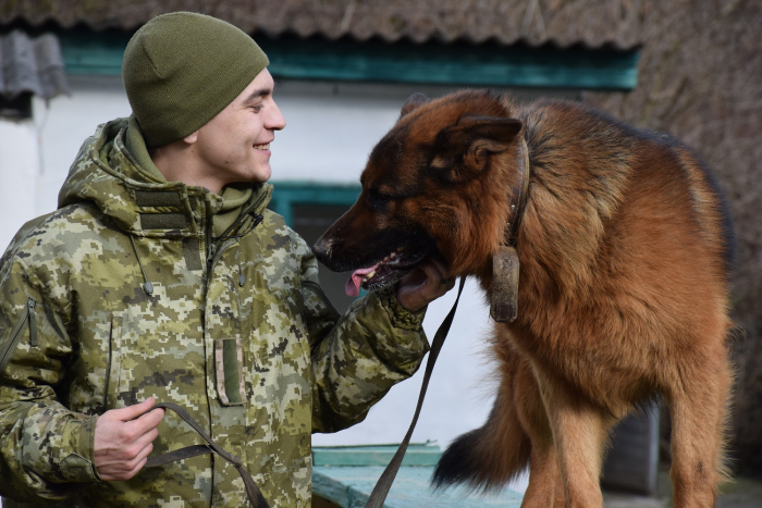 Мукачівський прикордонний загін запрошує на службу за контрактом: потрібні кінологи