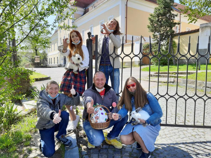 Яскраво та креативно: в Ужгороді розмалювали писанки в стилі Енді Воргола