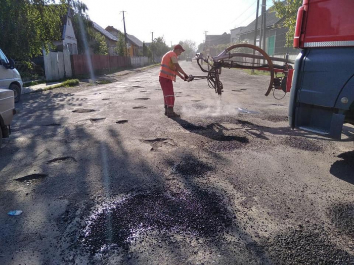 На Закарпатті тривають ремонти доріг місцевого значення