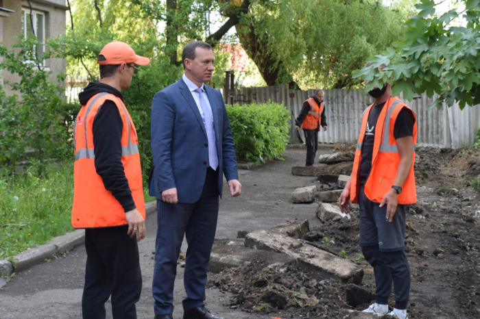 Розпочався капремонт внутрішньоквартальних територій на вул. Оноківській: роботи оглянув Богдан Андріїв