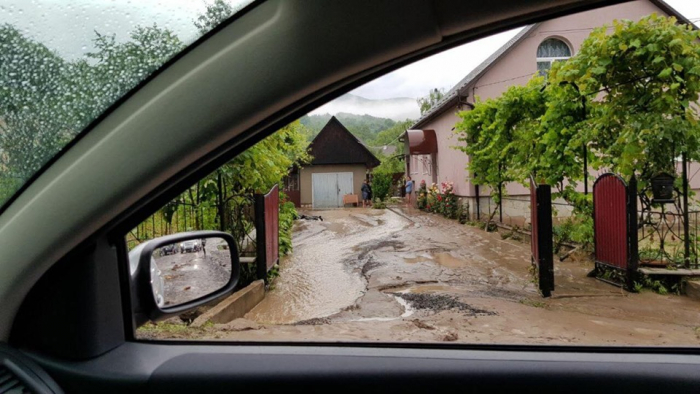 Зливи на Закарпатті знову призвели до підтоплень, деякі села – без світла (ФОТО)