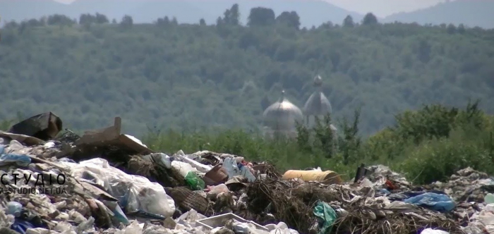 Сморід та антисанітарія: в яких умовах живуть хустяни, будівлі яких межують із "сміттєвим сусідом"