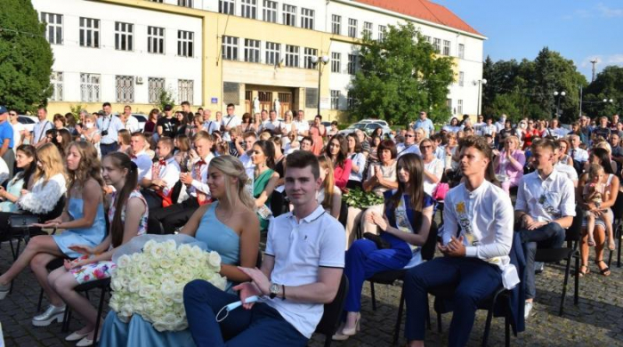 105 випускникам ужгородських шкіл вручили золоті та срібні медалі (ВІДЕО)