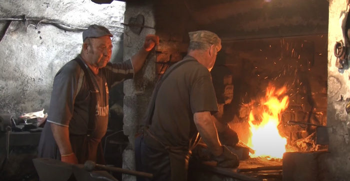 Двоє ковалів працюють в єдиній діючій в Україні водяній кузні – на Іршавщині (ВІДЕО)