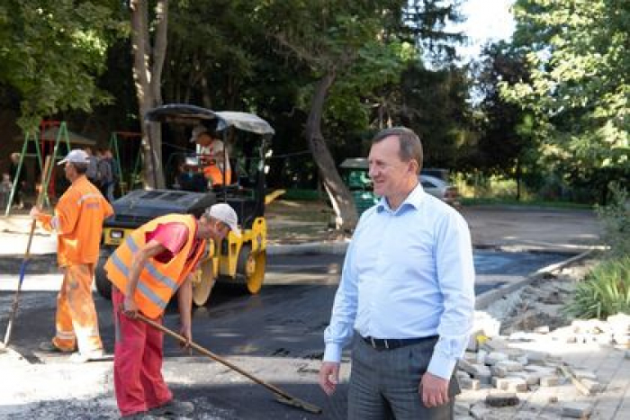 В Ужгороді почали асфальтувати проїжджу частину внутрішньоквартальної території на вул. 8 Березня 