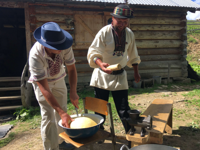 Чотири місяці на полонині: як ватаги виготовляють бриндзу у високогір’ї Карпат