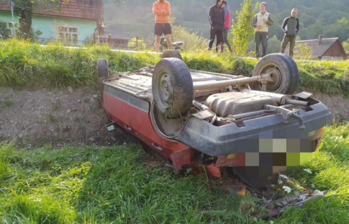 Приїхали: на Рахівщині двійко школярів вкрали авто та попали в ДТП (ФОТО)