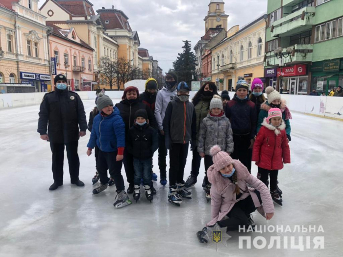 Поліцейські Берегівщини влаштували день ковзанки для діток з підопічних сімей