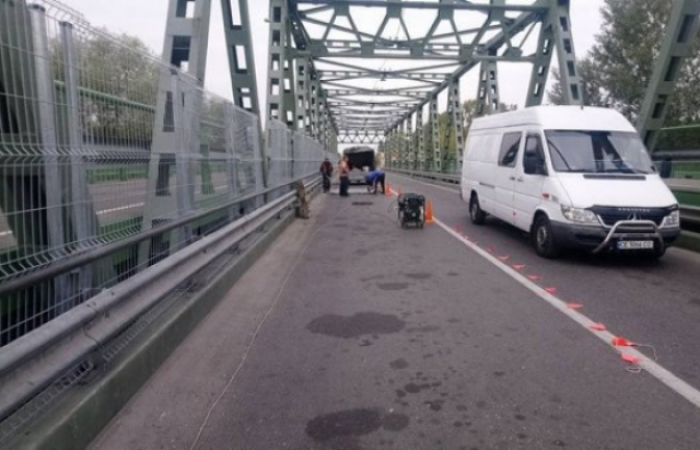 Аби не викидали сміття в річку: На мосту через Тису облаштували паркан (ФОТО)