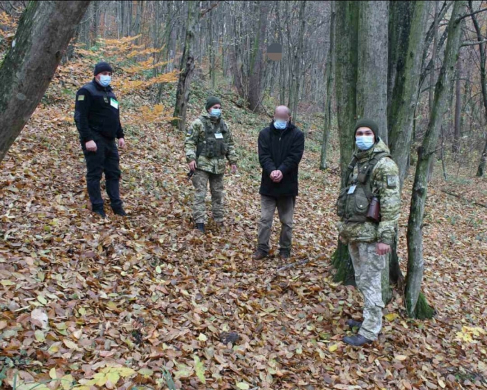 За 100 метрів від кордону. На Закарпатті затримали нелегала, який прямував у бік Словаччини