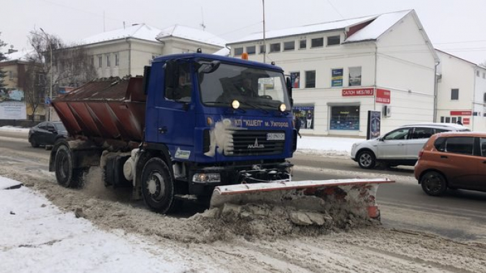 Підсипання сіллю та робота спецтранспорту: як на Закарпатті розчищають дороги від снігу