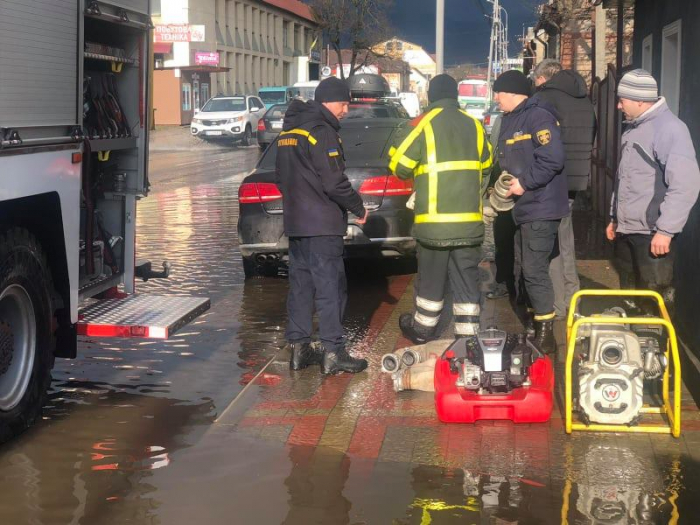 Рятувальники відкачують воду з підтоплених дворогосподарств у Хусті та Рахові (ФОТО)