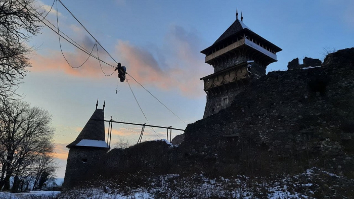 Вечір у засніженому й відреставрованому Невицькому замку (ФОТО)