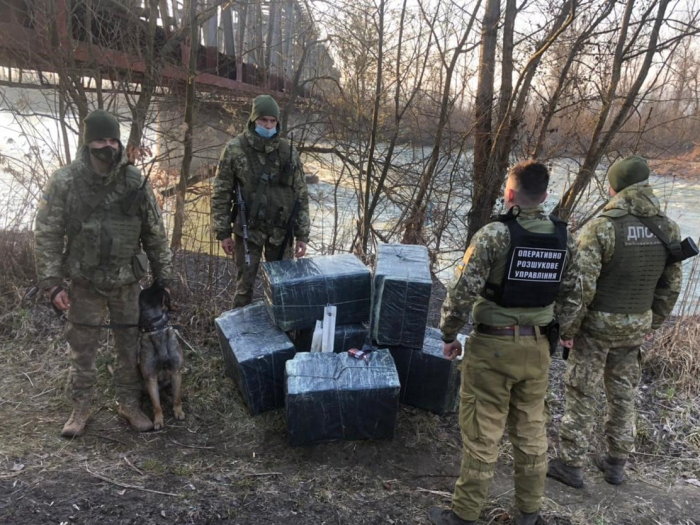 На березі Тиси прикордоники виявили 4,5 тисячі пачок сигарет