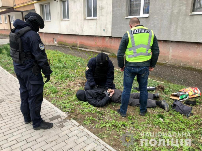 Поліцейські показали як затримували ужгородця, який збував метамфетамін (ВІДЕО)