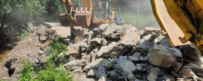 На Закарпатті відновлюють зруйновану паводком дорогу Ясіня – Стебний