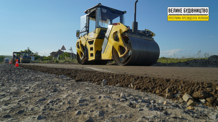 На Берегівщині цілодобово відновлюють дорожнє полотно