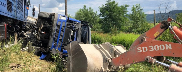 5 травмованих та розлите дизпаливо. Які наслідки аварії потяга і вантажівки на Закарпатті