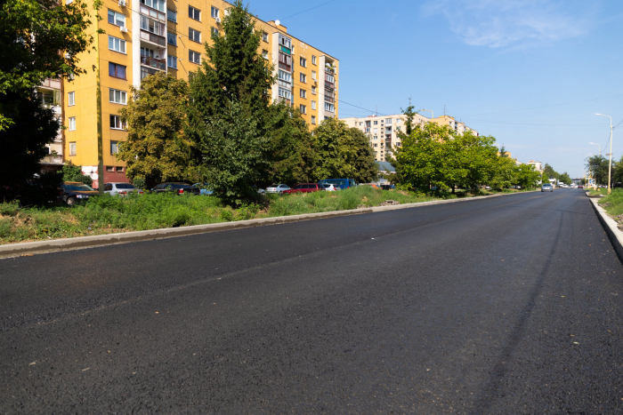 Капремонт вулиці Тиводара Легоцького в Ужгороді – укладають фінальний шар асфальту (ФОТО)