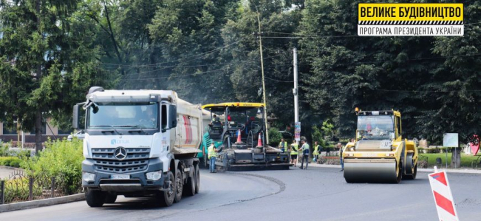 У Перечині влаштовують фінішний шар дорожнього полотна