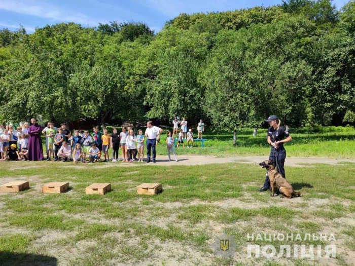 Поліцейські-кінологи Закарпаття навідалися до діток у оздоровчий табір